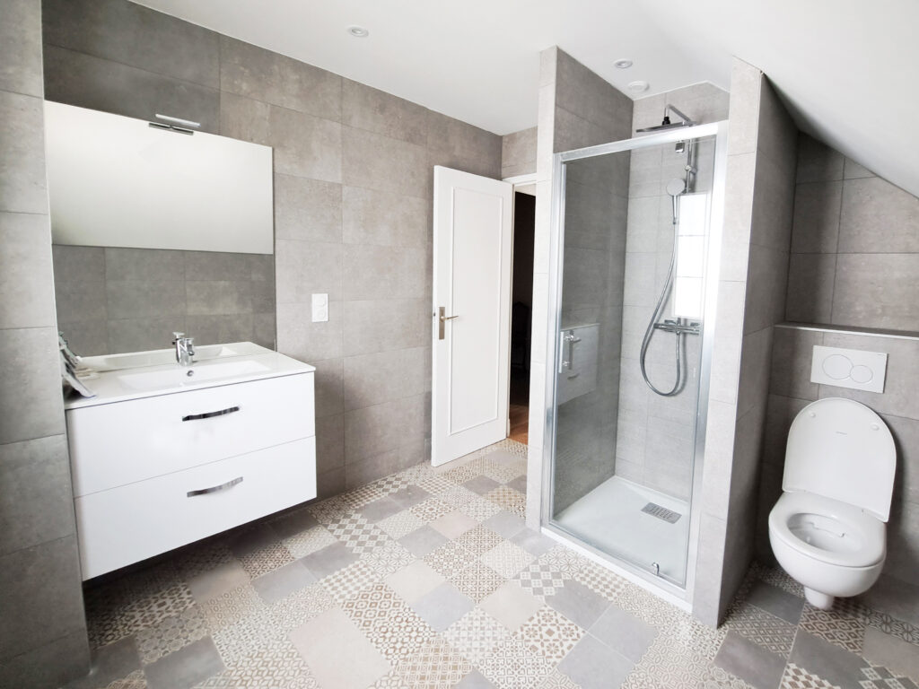 Salle de bain avec vue sur douche d'une rénovée après intervention de MerciRenov