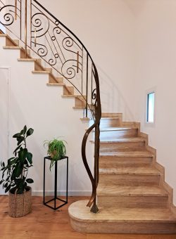 Escalier intérieur d'une maison individuelle rénovée après intervention de MerciRenov