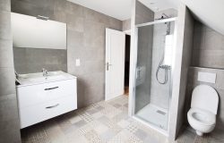 Salle de bain avec vue sur douche d'une rénovée après intervention de MerciRenov